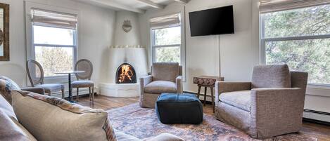 Una Smart TV, una chimenea, un reproductor estéreo