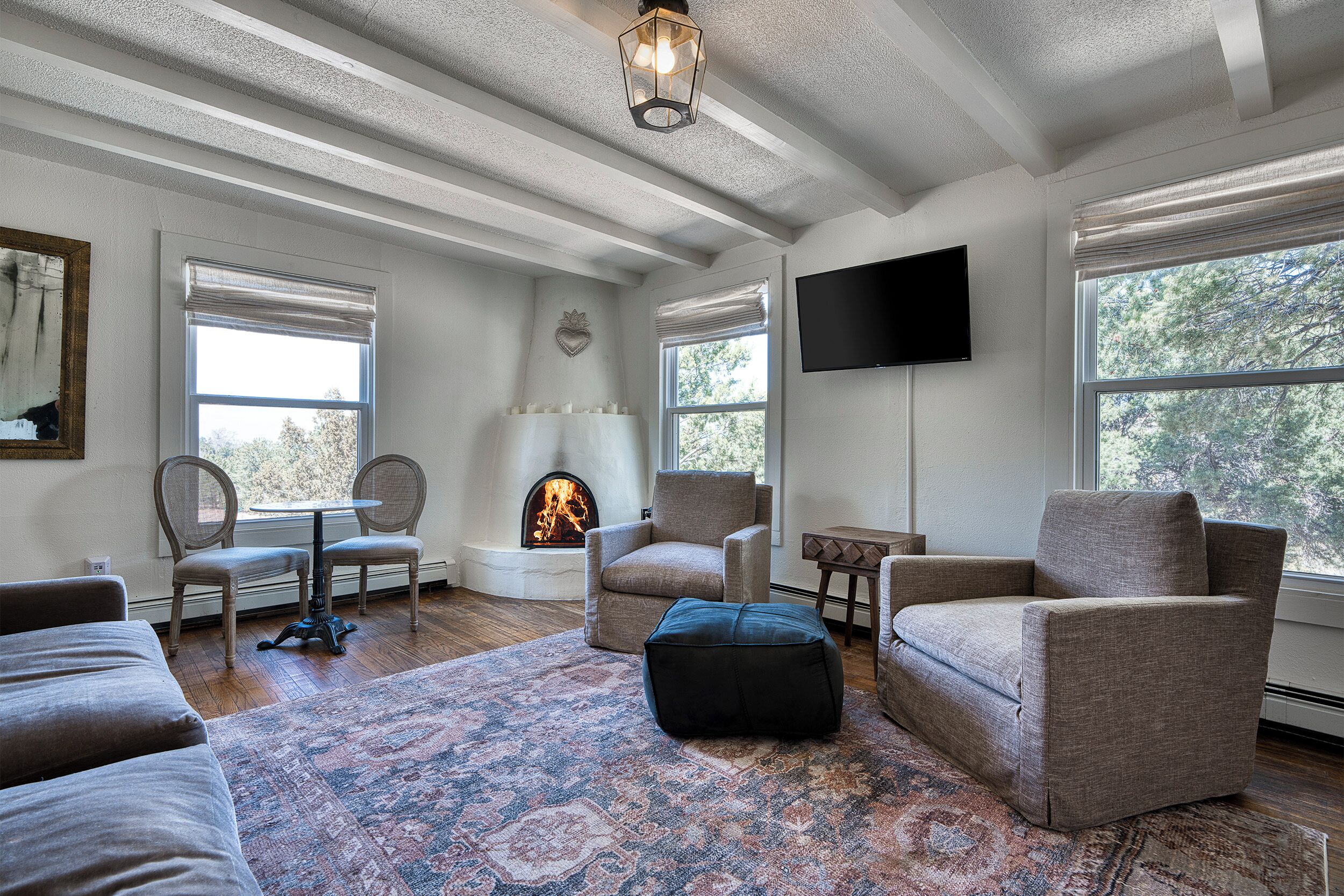 Smart TV, fireplace, stereo