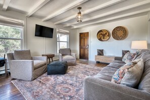 Smart TV, fireplace, stereo