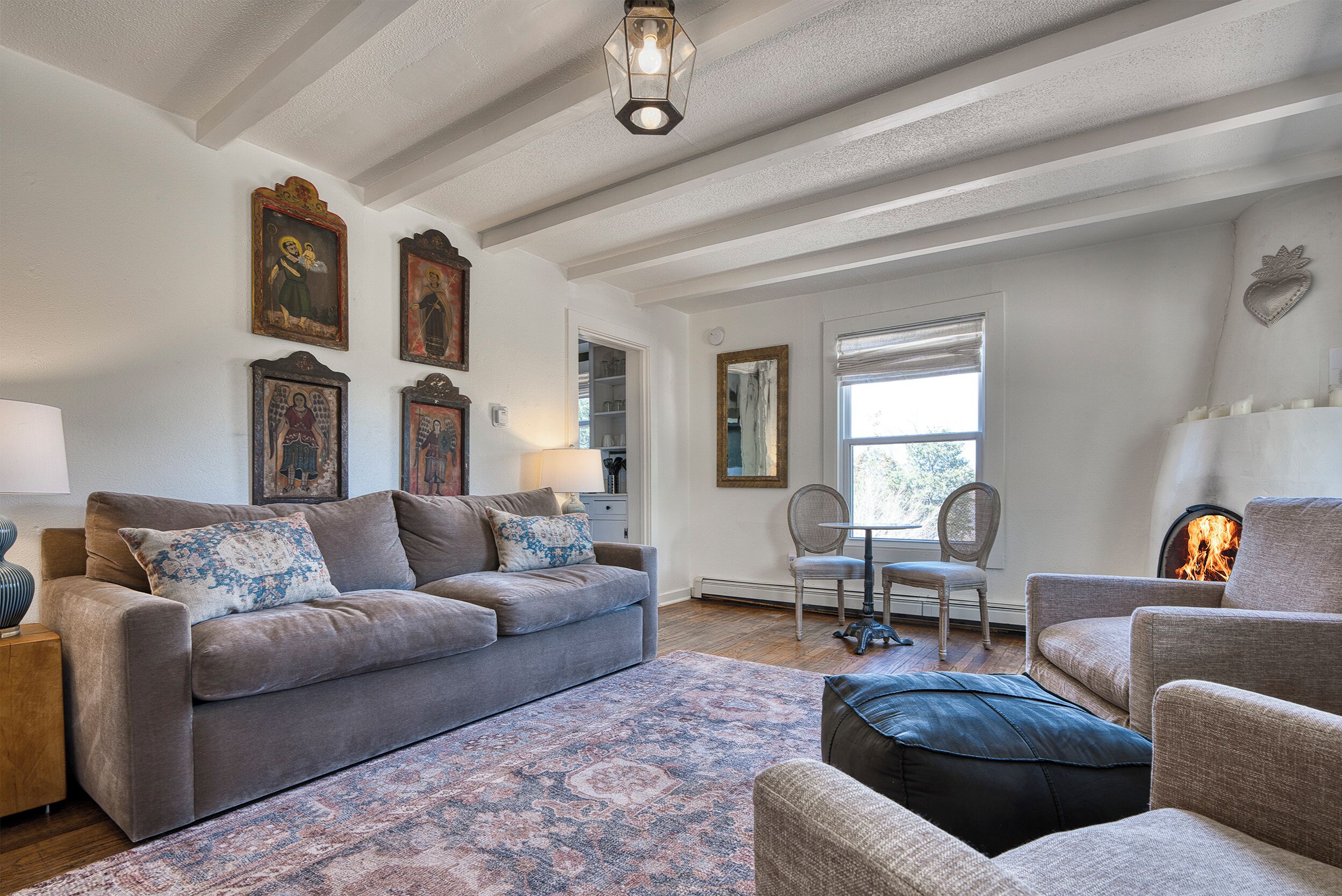 Smart TV, fireplace, stereo