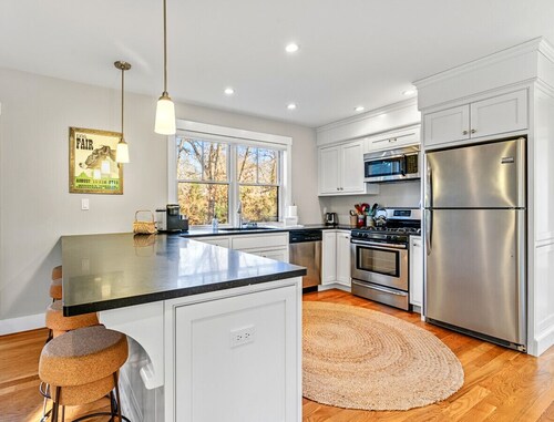 Modern Family Home Walkable to Town