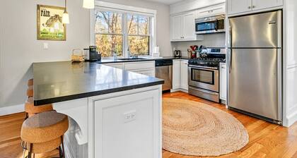 Modern Family Home Walkable to Town