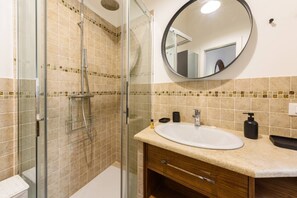 Dusj, hårføner og håndklær