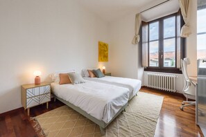 2 soverom, skrivebord, strykejern/-brett og wi-fi