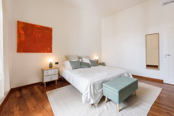 2 habitaciones, escritorio, tabla de planchar con plancha y wifi 