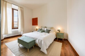 2 habitaciones, escritorio, tabla de planchar con plancha y wifi 