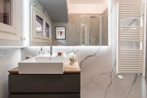 Shower, hair dryer, towels