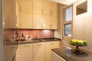 Kühlschrank, Ofen, Herdplatte, Geschirrspüler