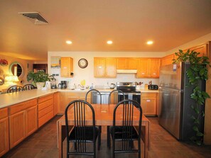 Full-sized fridge, microwave, oven, stovetop