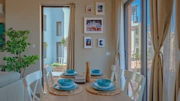 Apartemen Basic | Makan di kamar