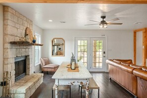 Dining - The Hidden Tavern! Can you find the speakeasy? (Fredericksburg)