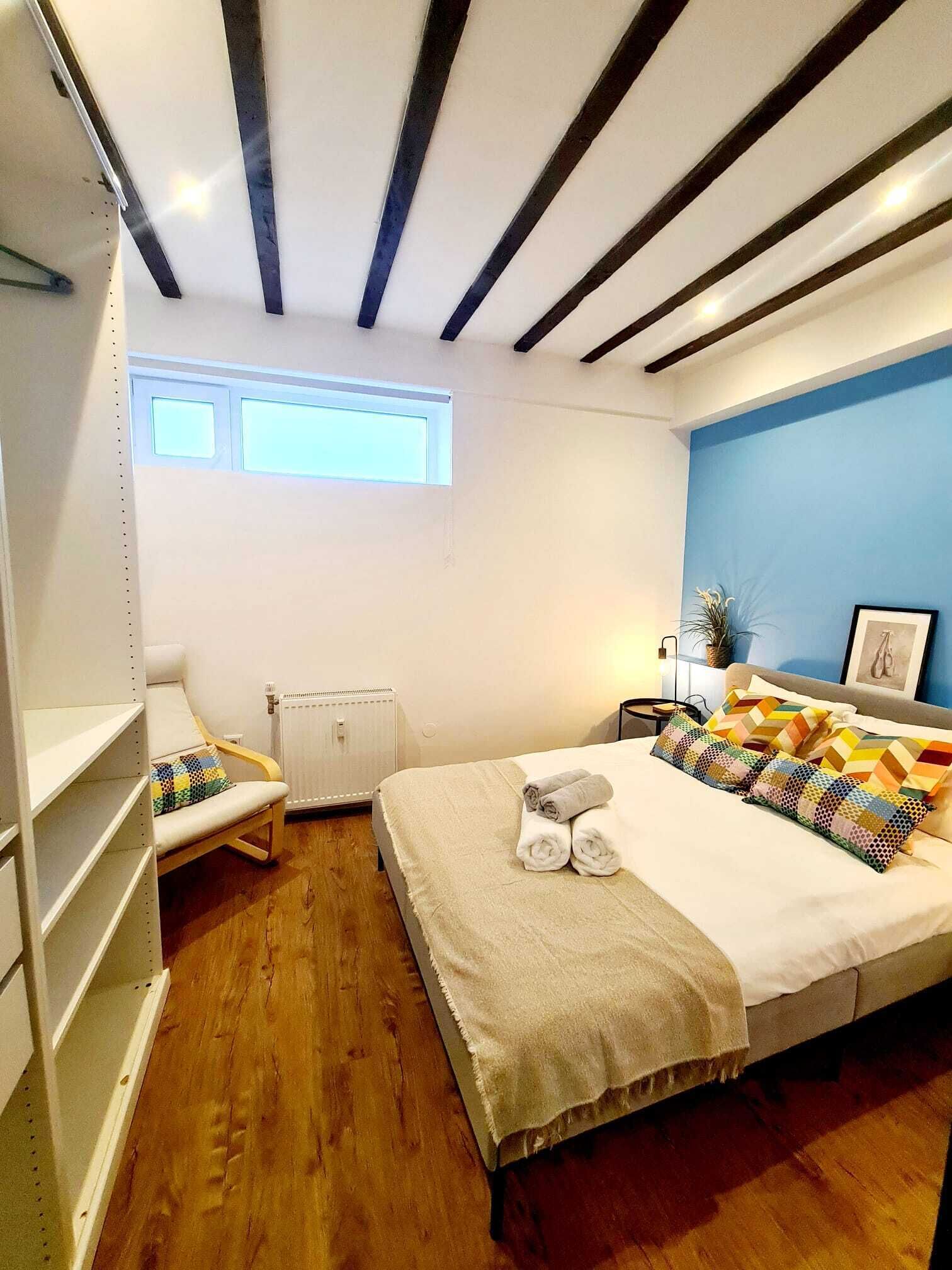 Une chambre à coucher avec un lit, une chaise, un radiateur et une fenêtre.