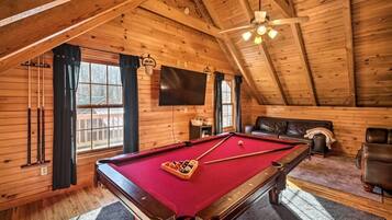 Smart TV, chimenea, videojuegos y libros