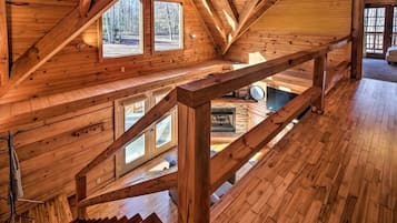 Smart-tv, eldstad, tv-spel och böcker