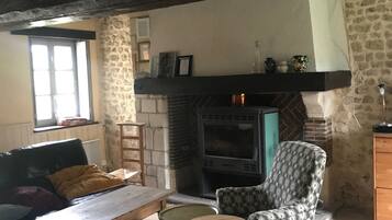 Télévision, cheminée, lecteur de DVD, baby-foot