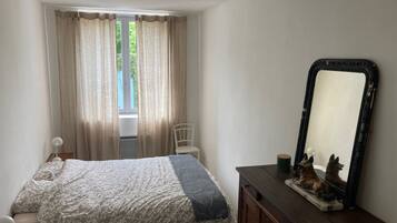 4 dormitoris, planxa i posts de planxar i un bressol de viatge