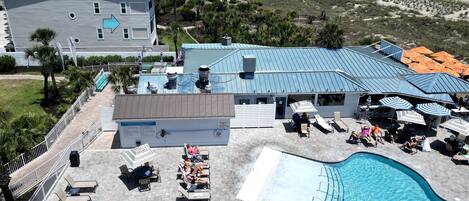 Utendørsbasseng og et oppvarmet basseng