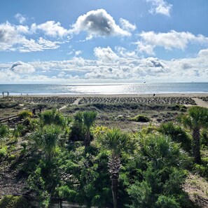 På stranden, solstolar och strandhanddukar