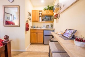 Réfrigérateur, micro-ondes, cafetière/bouilloire, bouilloire électrique