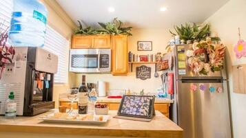 Refrigerador, microondas, cafetera y tetera y tostadora