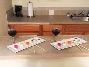Refrigerador, microondas, cafetera y tetera y tetera eléctrica