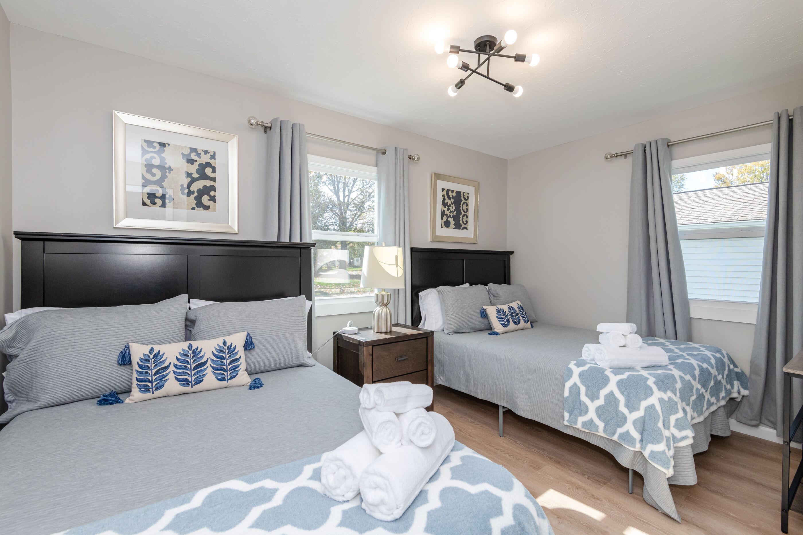 2 chambres, bureau, fer et planche à repasser, lit parapluie