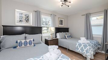 2 chambres, bureau, fer et planche à repasser, lit parapluie