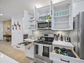 Refrigerador, microondas, horno y parrilla de estufa 