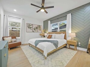 4 habitaciones, escritorio y tabla de planchar con plancha 