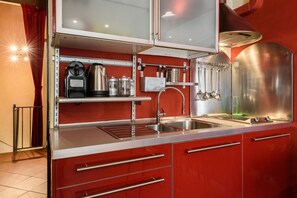 Fridge, oven, stovetop, coffee/tea maker