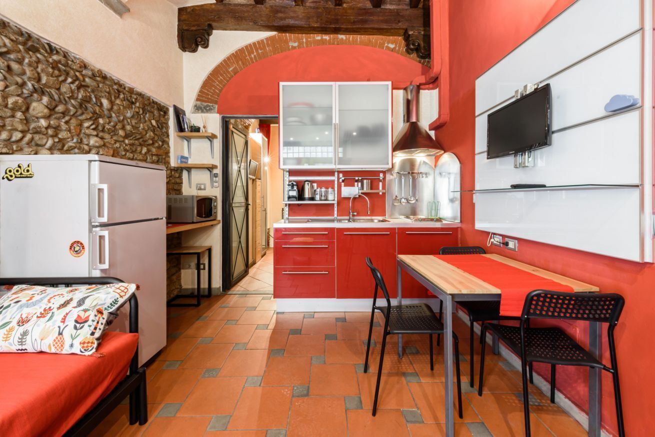 Frigorífic, forn, placa de cuina i cafetera i tetera 