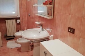 Shower, hair dryer, bidet, towels - LovelyWillyhome (Desenzano del Garda)