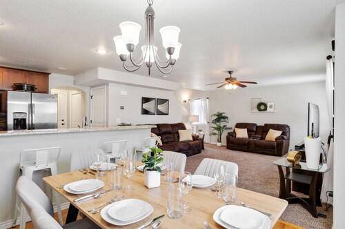 Top Notch Townhouse with Arcade