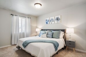 3 dormitorios, tabla de planchar con plancha, cuna de viaje