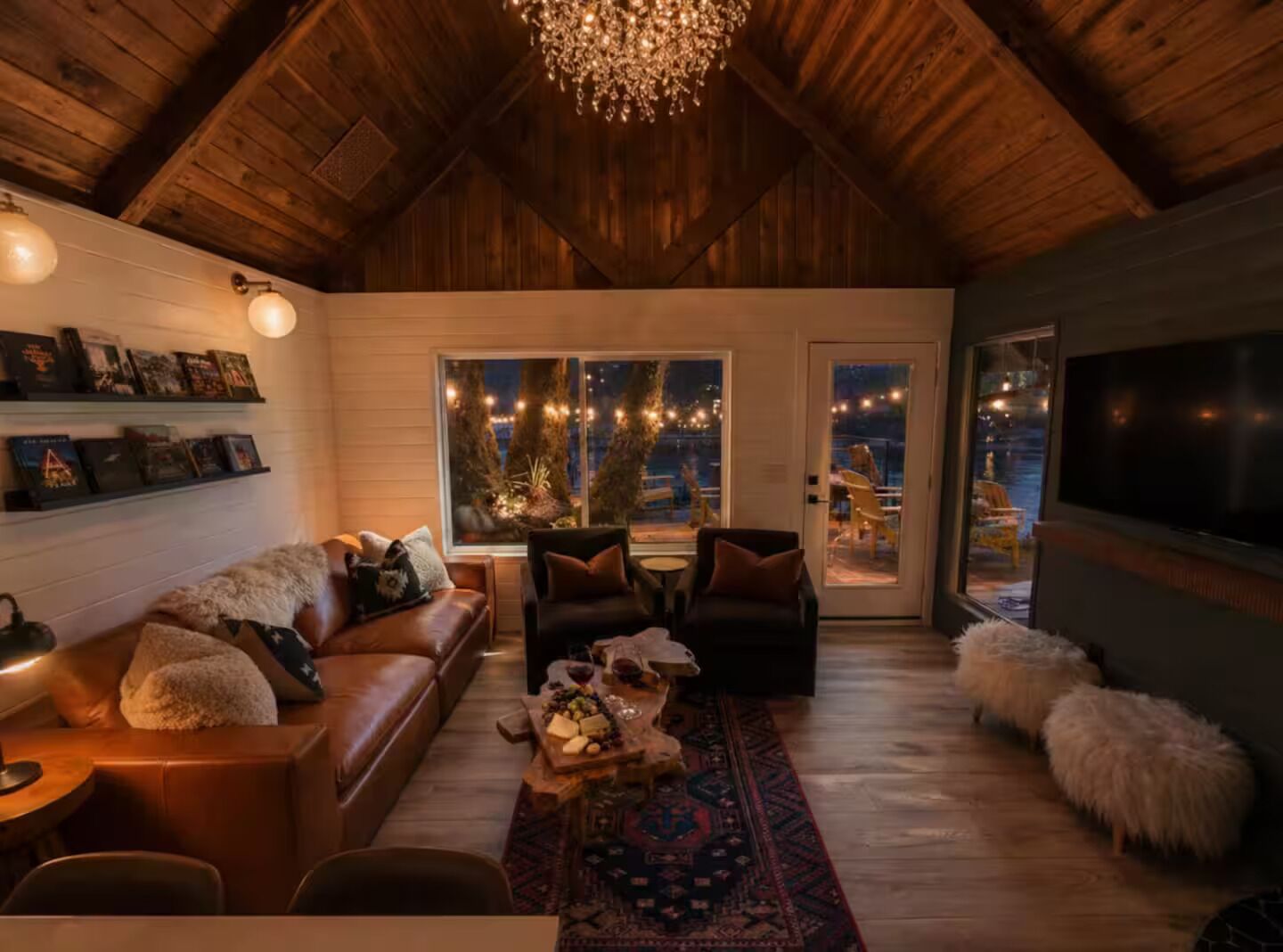 Smart TV, fireplace