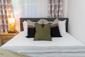 3 habitaciones, tabla de planchar con plancha, wifi y ropa de cama 