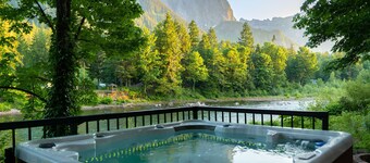 Cozy Riverfront Retreat W/ Hot Tub & Epic Mt Index Views