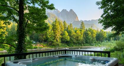 Cozy Riverfront Retreat W/ Hot Tub & Epic Mt Index Views
