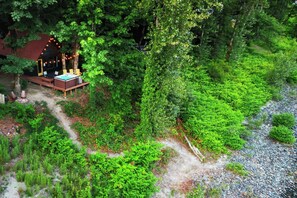 Nestled among nature, Oxbow Cabin, with a private path leading down to your riverfront beach, inviting you to unwind and connect. Experience the perfect blend of comfort and serenity in this riverside haven. - Riverfront Cabin: Iconic Mt. Index Views & Hot Tub (Gold Bar)