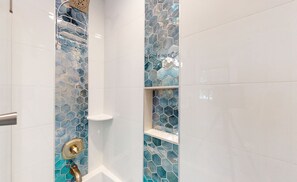 Dusche, Haartrockner, Handtücher, Seife