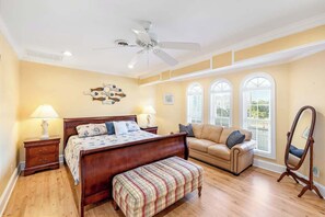 4 bedrooms, iron/ironing board, WiFi, bed sheets