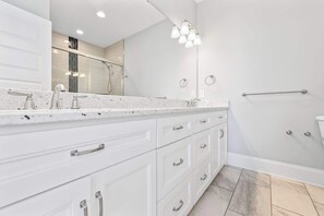 Shower, hair dryer - A View to Sea - Pool - Hot Tub - Dogs Welcome (Carolina Beach)