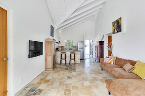 Smart-TV, bøker, stereoanlegg og printere