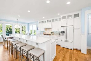 Fridge, microwave, oven, stovetop - Seaside Palace Summar (Kure Beach)