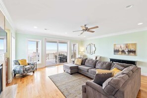 TV - Sage Seahorse - oceanfront/pool/hot tub (Carolina Beach)