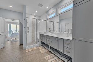 Shower, hair dryer, towels - The OdySea (Carolina Beach)