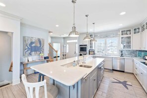 Fridge, microwave, oven, stovetop - The OdySea Summary:<br>T (Carolina Beach)