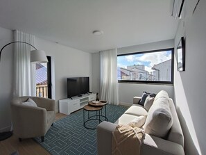 TV - WelcomeBuddy - Casa Urban Coastal (Ponta Delgada)