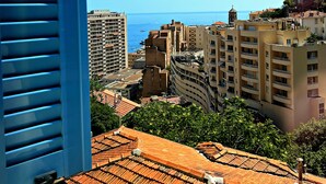 Eine Küstenstadt mit Gebäuden, einem klaren Himmel und dem Meer im Hintergrund.
