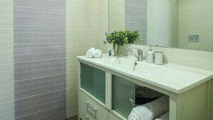 Secador de cabelo, toalhas de banho